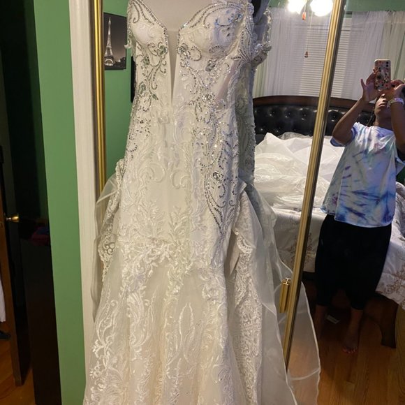 NEVER BEEN WORN Pnina Tornai Wedding Dress (Bridal Size 10; Never Been Worn) - Picture 6 of 7